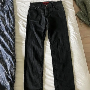 Pierre Cardin Jeans W33 L32 - Pierre Cardin Jeans, säljer då de inte passar mig. Bra skick, inga defekter. Skriv om du undrar något, priset är förhandlingsbart. Nypris cirka 1200kr.