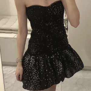 Maje klänning  - Säljer min klassiska maje klänning i storlek 40 men passar 36/38❤️lånad första bild