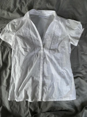 Blus - Kortärmad skjorta/blus, super gullig nu till sommarn 🥰🥰