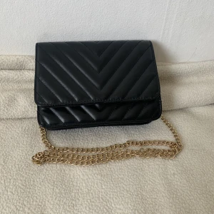 Axelväska  - Super fin väska som får plats med de viktigaste (mobil, nycklar, kort osv) pris är plus frakt ❤️ tryck gärna på köp nu