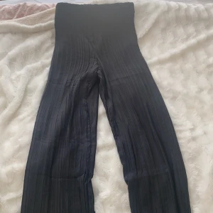 Svarta byxor  - Superfina byxor som aldrig är använda och helt nya i storlek 38 från ginatricot. Ordinariepris är 499kr, mitt pris 280kr. 