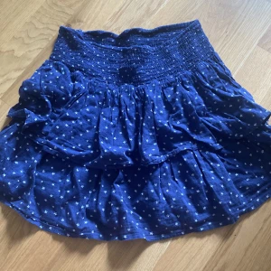 kjol med stjärnor - säljer min superfina kjol med stjärnor eftersom den inte kommer till användning. Inga defekter vad jag ser. Använd ej köp nu🩷 storlek 152 men passar XXS/XS🩷