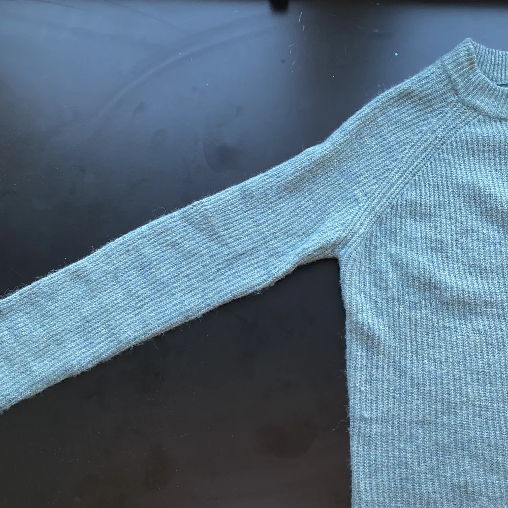 Säljer denna stickade tröjan. Jättefin färg och användt max 2 gånger. Säljer då den tyvärr inte kommer till användning. . Stickat.