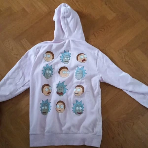 Rick and morty hoody  - En Rick and Morty hoodie som har bra kvalitet. Är använd men i bra skick.