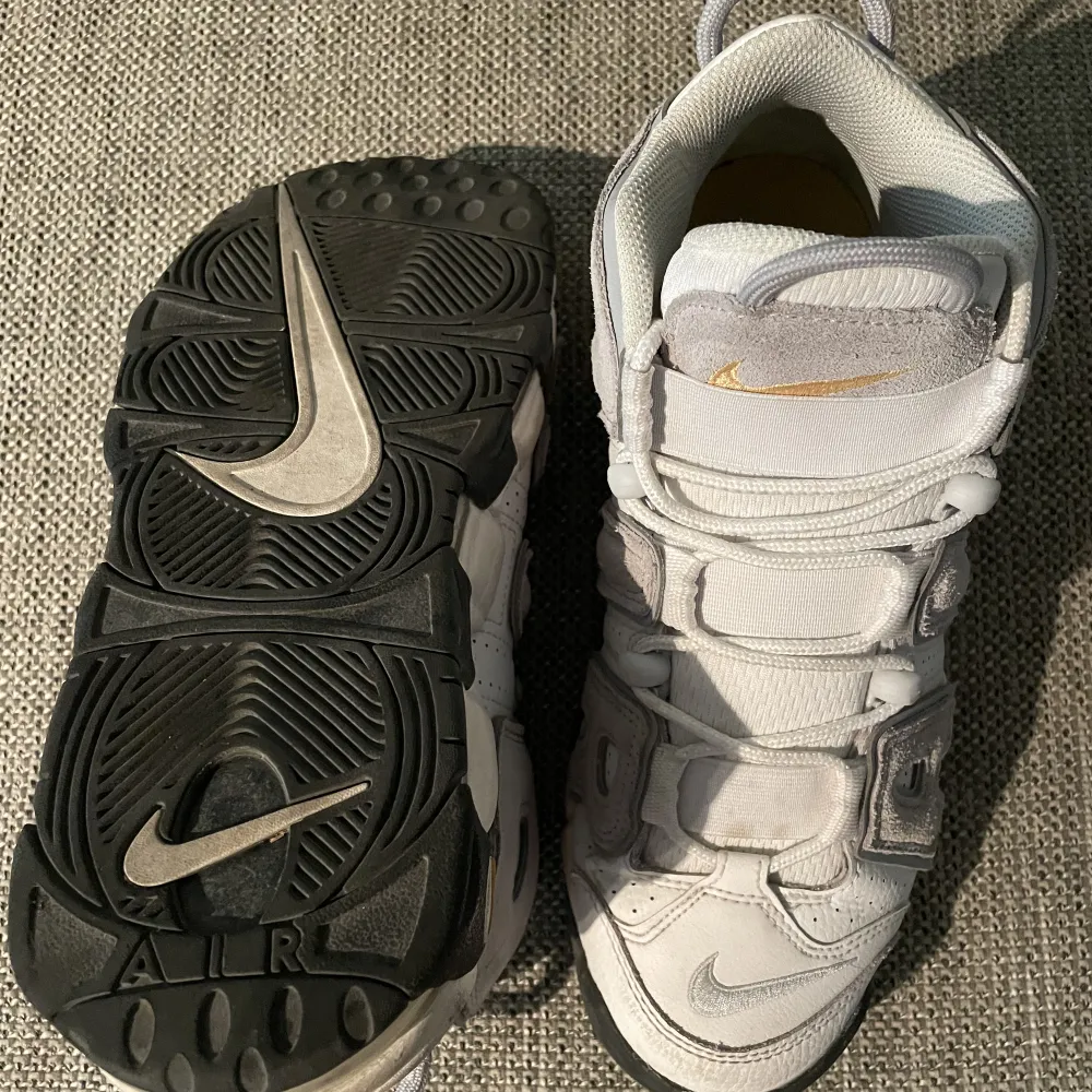 Feta Nike skor storlek 43/42 riktigt bra kvalite och inga skråmor, sköna och passar i varje väder. priset är inte hugget i sten‼️. Skor.