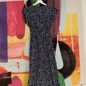 Blåprickig härlig sommarklänning - Långklänning oanvänd då jag köpte flera. Superhärlig. 