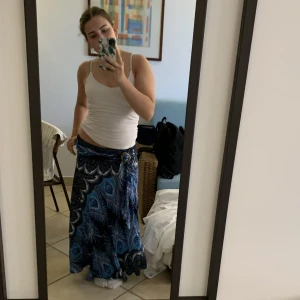 Mönstrad långkjol - As fin kjol som sitter super snyggt lågmidjat med resår så det passar många storlekar och kan även bäras som klänning💕❤️