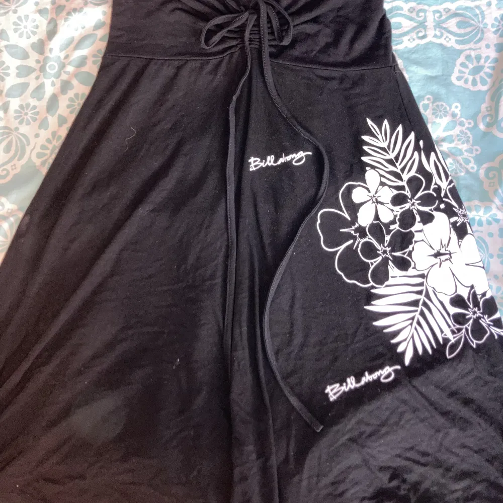 Super snygg sommar klänning från Billa bong som man kan ha som kjol. Den är luftig ok har könt matresa  !Tryck på köp nu! Om frågor skriv ✨✨. Klänningar.