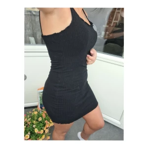 Little black dress - Enkel, svart, basic klänning i skönt stretchigt material