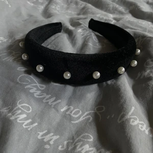 Diadem med pärlor - Säljer mitt svarta diadem med pärlor på. Så himla fint.