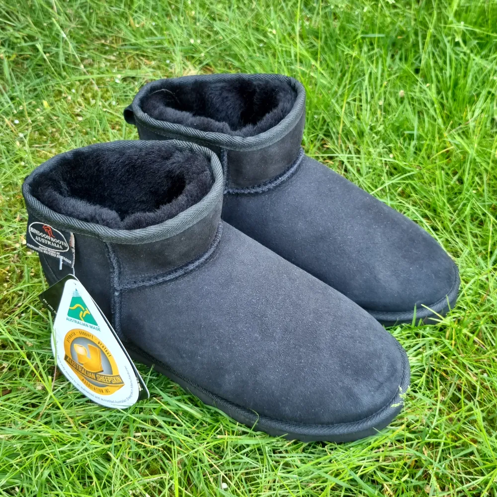 Skor i Uggs-stil av märket Bindoon Boots. Helt nya och oanvända, handgjorda av äkta fårskinn. Inköpta i Australien för 1100kr. . Skor.