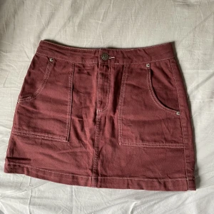 Vinröd jeanskjol - Knappt använd, skulle säga att den är lite liten i storleken