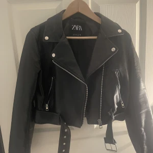 Skinnjacka  - As snygg skinnjacka från zara! Får ingen användning av den & hittar inte exakt den på hemsidan så bild 3 är liknande 💕 den är mindre i storleken 