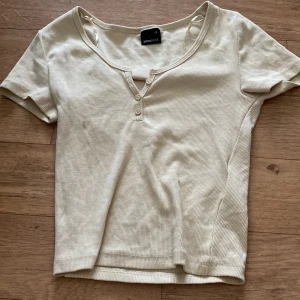 En begie tröja - En fin tröja från ginatricot köparen står för frakten 💗