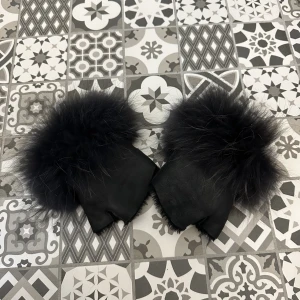 Handskar med äkta päls  - One size. Äkta läder och äkta päls. Varma till vintern.