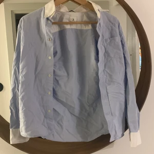Ljusblå Skjorta - Ljusblå skjorta från boomerang Storlek xl i barnstorlekar skulle säga att den är xs i vuxen storlekar. Skick 10/10 säljes för den är för liten. Pris kan diskuteras. Stryker den när den säljs