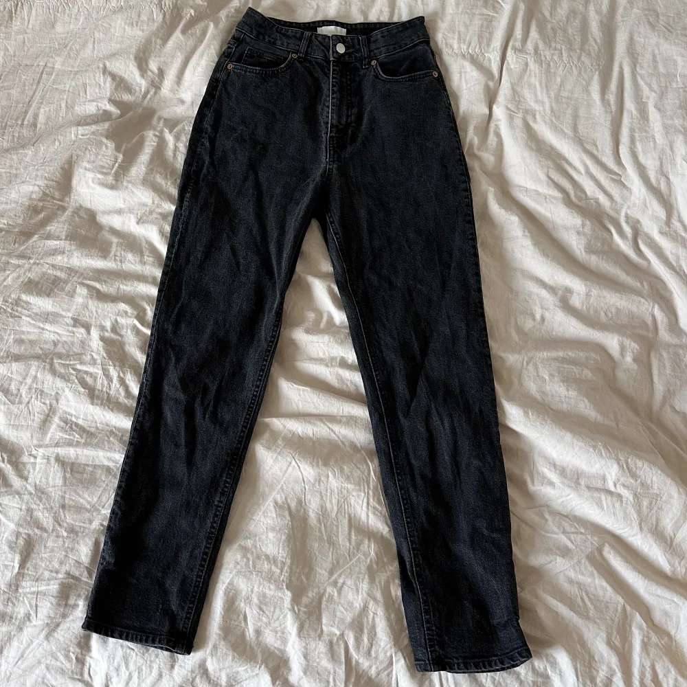 Svarta jeans från H&M 🖤väldigt fint skick!. Jeans & Byxor.