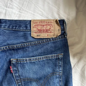 levis jeans 501 - levis jeans i modell 501 i finfin blå färg, köpta på pop boutique för 400kr, storlek 34x34 🤍