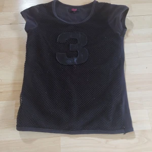 Svart t-shirt med 3 på - Säljer min t-shirt i storlek L men passar mer personer med storlek M  KÖPAREN STÅR FÖR FRAKTEN 🫶🏼   Meddela mig inan ni köper 