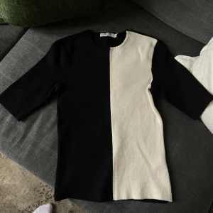 Knappt använd (nakd) 34 - Blockfärgad stickad topp från Nakd. Säkjer pga platsbrist. Använd fåtal gånger. Nypris: 399kr. Fint material och sitter snyggt!