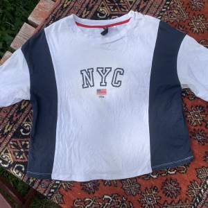En NYC t-shirt, inga hål eller annat. 