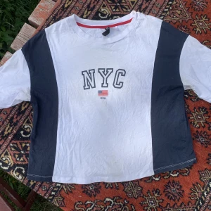 Cropped T-shirt  - En NYC t-shirt, inga hål eller annat. 