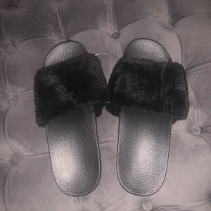 Tofflor - Svarta tofflor med fluff aldrig använda storlek 37/39