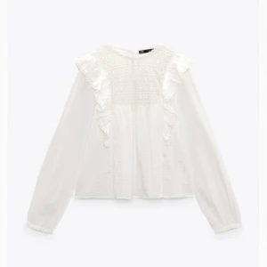 Zara blus  - Söt zara blus med volang, använd fåtal gånger så i fint skick🥰 säljer för 200+66 kr frakt❤️