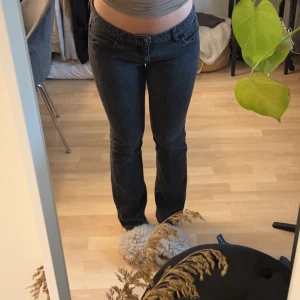 Lågmidjade jeans - Ett par svarta Lågmidjade jeans från zoul. Vet inte riktigt men de passar mig som brukar bära s/xs 