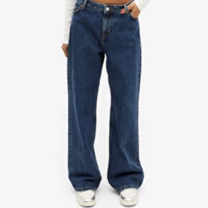 Låg midja baggy jeans - Jag säljer mina låg midjade vida jeans från monki!😇Köpta för ett år sen men använda fåtal gånger därav jättefint skick. Som man ser på tredje bilden, har jag dragit in ett snöre för att de skulle passa i midjan på mig😊😉.  Meddela vid intresse eller fråga💕