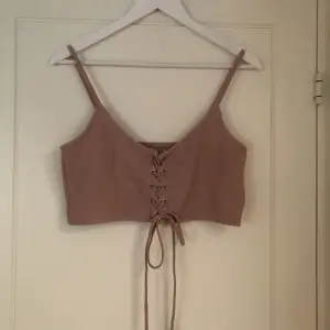 supergullig rosa crop top från Cubus. Aldrig använd!🎀 inga defekter eller fläckar alls. Helt ny❤️🎀 kontakta om intresserad 🫶🏻