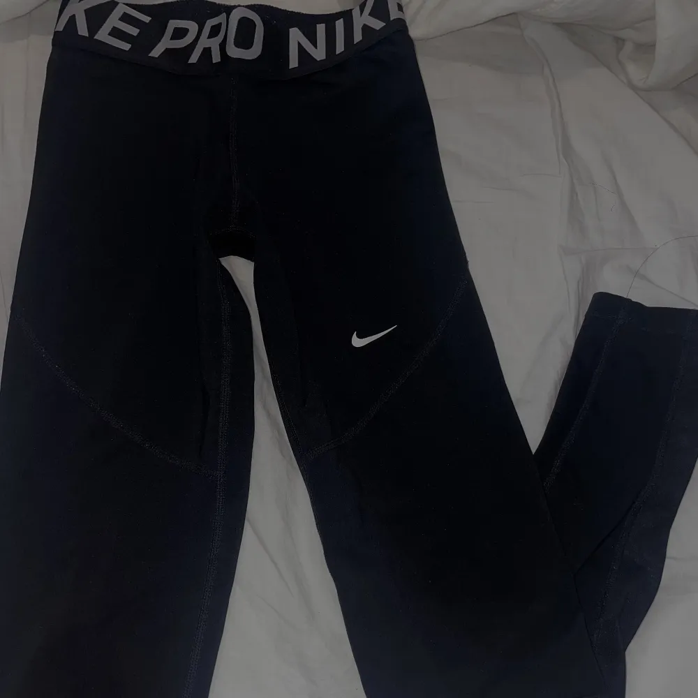 Nike träningstights, använd fåtal gånger strl S. Jeans & Byxor.