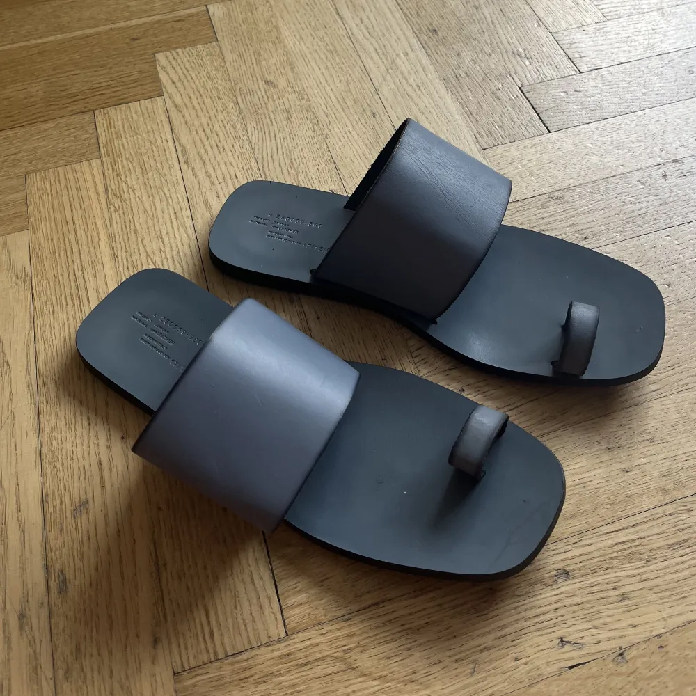 Ett par fina arket sandaler i storlek 40!   I en dov blå färg!!  Endast använda 3 gånge. Skor.