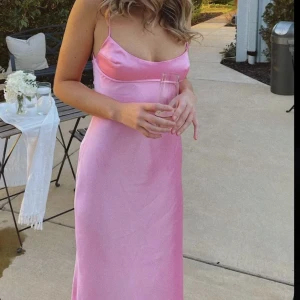 viral zara klänning - Säljer denna super söta virala klänningen från Zara. Den är köpt i Italien förra sommaren. Sparsamt använd. Har fått så många komplimanger när jag har haft på mig denna! 🌸🫶🏻Skriv till mig om du är intresserad! 🌷pris kan diskuteras!!! 💞