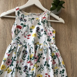  en fin liten sommarklänning  - Fin lite sommar klänning med blommor och fjärilar på jättegullig🦋🌸🌼🌺