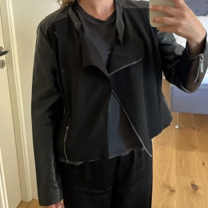Skinnjacka  - Skinnjacka strl S från Lindex. Använt skick se bild 2 och 3, därav billigt pris