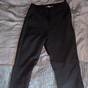 Snygga kostymbyxor från bikbok - Super snygga , sköna svarta kostymbyxor, använda cirka 5 ggr bara. Frakten ingår i priset (290kr) 😍😍 