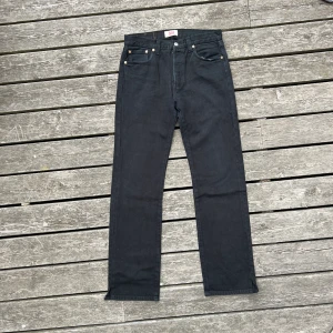 LEVIS 501 - VINTAGE JEANS - - Fina 501or med slitsar nere i bensluten - Size 30/32 med klassisk rak 501 passform - Svart kulör, möjligtvis lite åt det gråa urtvättade hållet 