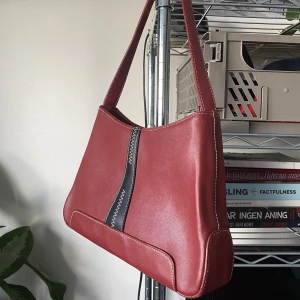Röd handväska - Handväska köpt second hand! Inga anmärkningar förutom det som syns på sista bilden! Frakt ingår i priset ⭐️