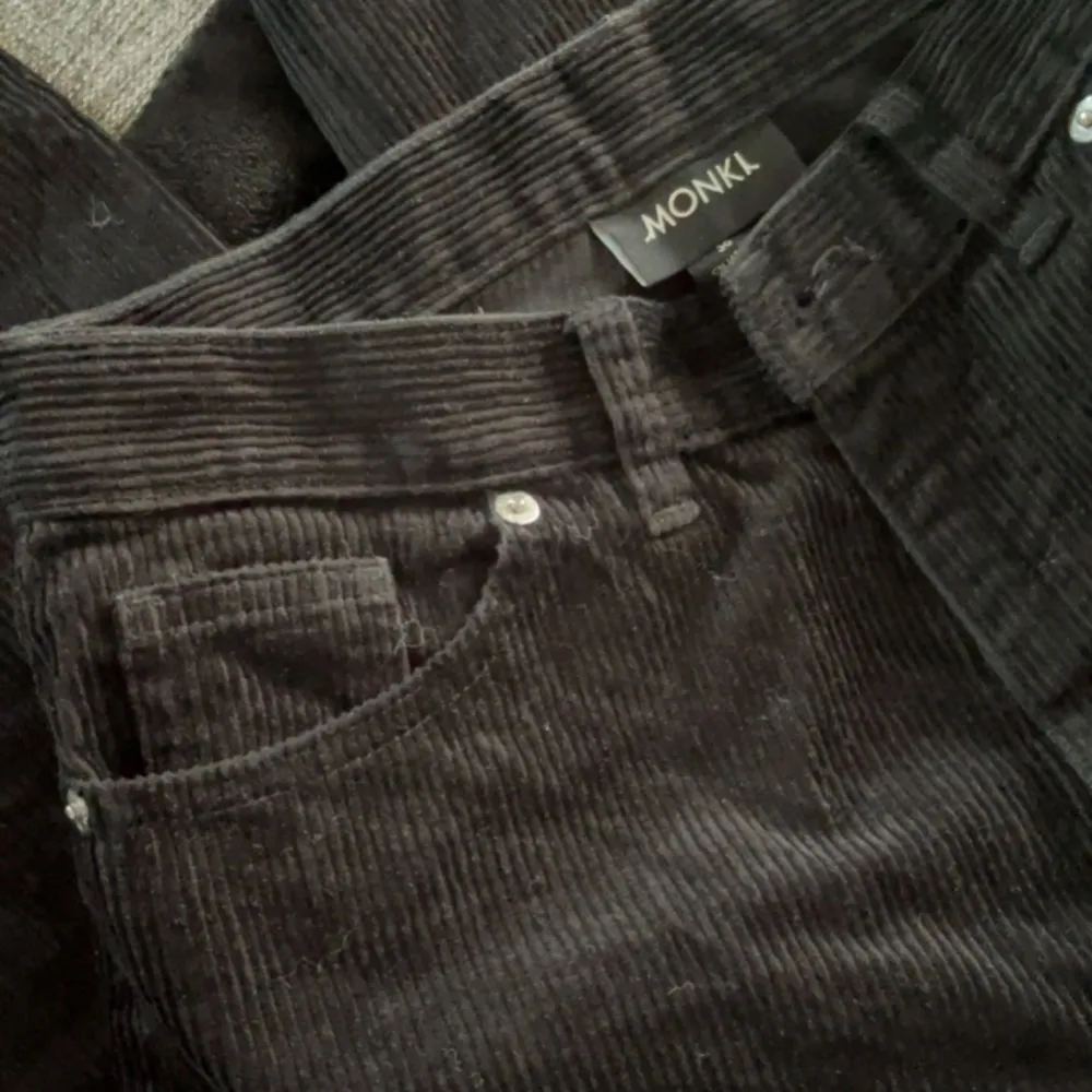 Manchester jeans från monki i storlek 36. Dom är svarta och är som nya använt dom 3 gånger. High waist, wide leg jeans. Kontakta mig för fler bilder. Köparen står för frakten och tar bara emot swish💖💖priset kan diskuteras💖. Jeans & Byxor.
