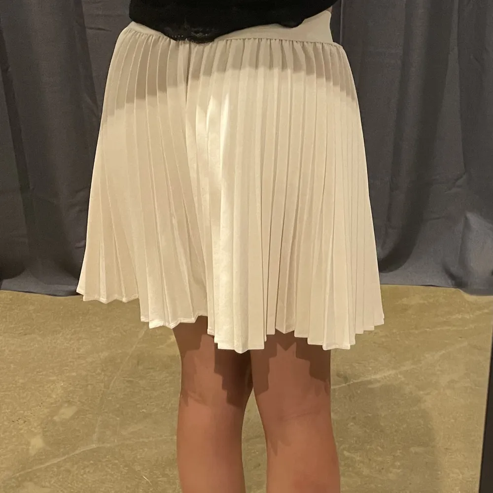 En Beige volang kjol från Gina Tricot, perfekt till sommaren💕. Kjolar.