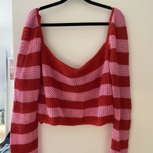 Virkad topp - Virkad croppad söt topp från hm, oanvänd! Storlek xl men känns som en l.