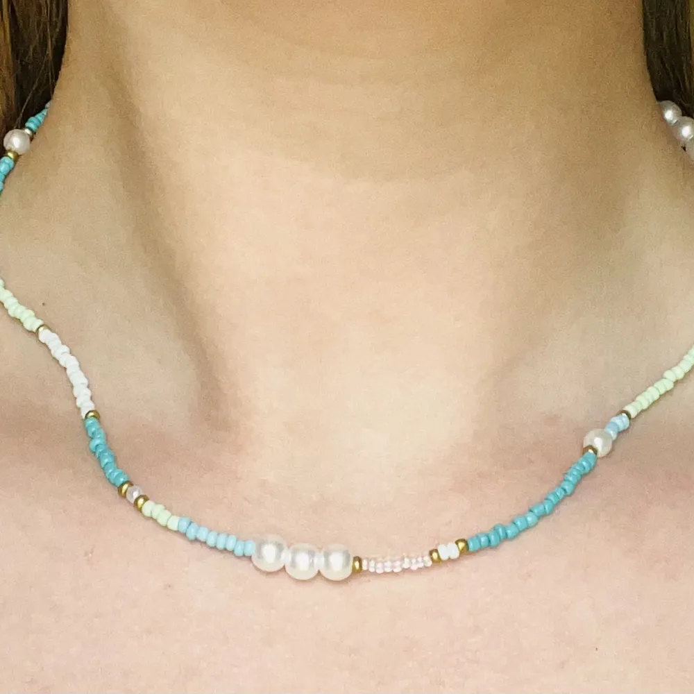 Halsband med olika nyanser av grön med detaljer av guld och pärlor. Går att få ett matchande armband⚡️(även annan färg om det önskas)❤️. Accessoarer.