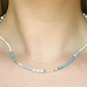 Halsband med olika nyanser av grön med detaljer av guld och pärlor. Går att få ett matchande armband⚡️(även annan färg om det önskas)❤️