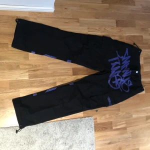 Minus two cargos - Ny pris 1400 men för att åka genom tull och frakt: 2100 Säljer åt en vän Strlk M Ena bandet för att dra åt har gått av annars är skicket 10/10 väldigt Svåra att få tag på