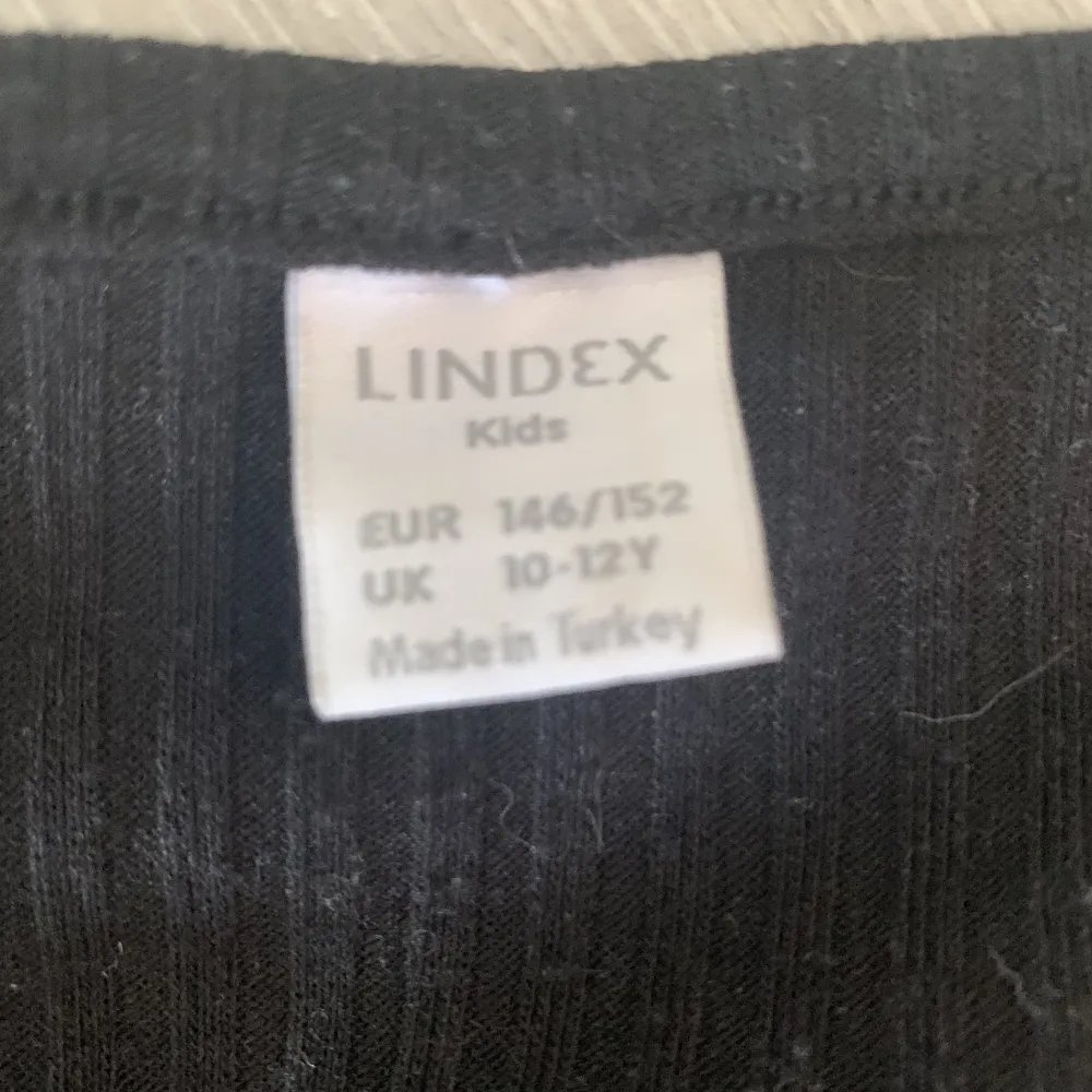 Detta är en svart kofta från Lindex, storlek 146/152 (kids). Säljer för att den är för liten och inte används längre☺️. Tröjor & Koftor.