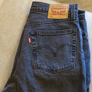 Levi's 501 (26W L30)  - Hej Hjälper min partner att sälja sina Levis 501 i storlek (26W L30)  Som nya i grå färg  Superfina  Finns i Sundbyberg 