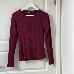 Tröka - Säljer en fin vinröd tröja. Dock har etiketten lossat på ena sidan.
