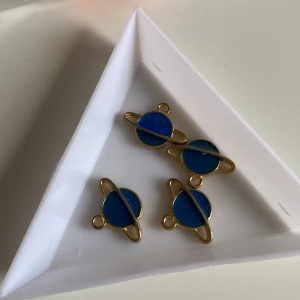 Berlocker  - 4 st blå planet berlocker! 2 för 2kr alla för 3kr