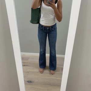 Lågmidjade bootcut jenas  - Bootcut jenas som är långa i benen, de är storlek 36. Tveka inte att skriva om du har frågor! 